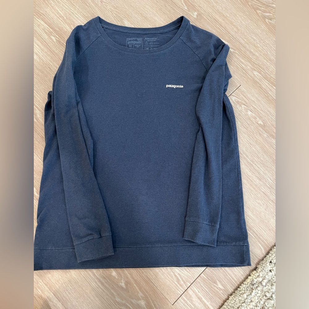 Woman’s Patagonia thin sweatshirt